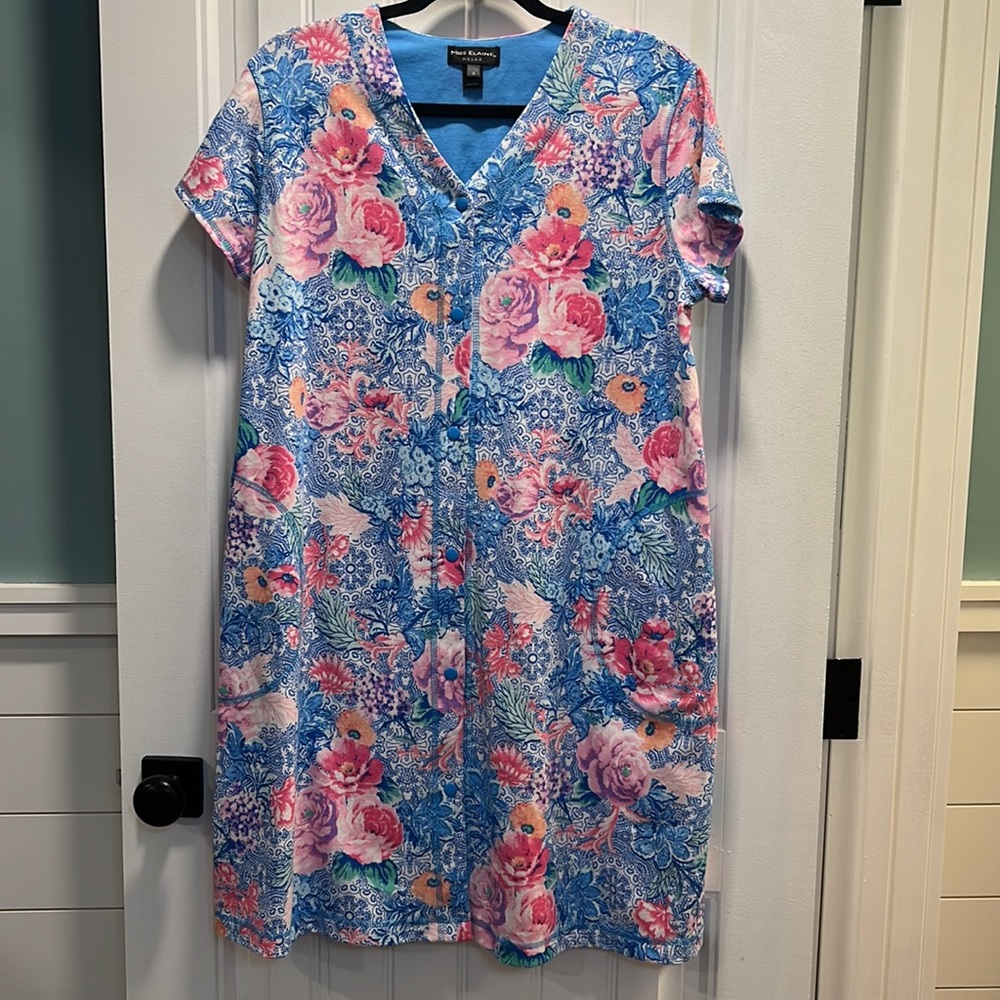 Miss Elaine Relax Blue and Pink Floral‎ Snap Front Robe. Size Small.